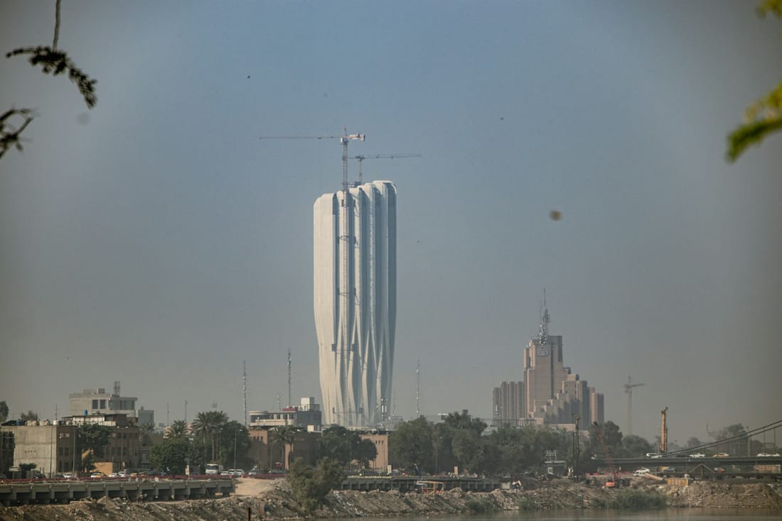 أفق بغداد على ضفاف دجلة، مع برج البنك المركزي