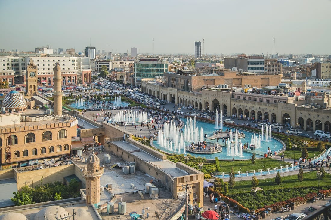 ساحة في مدينة أربيل بنوافيرها وبرج ساعتها ومئذنتها