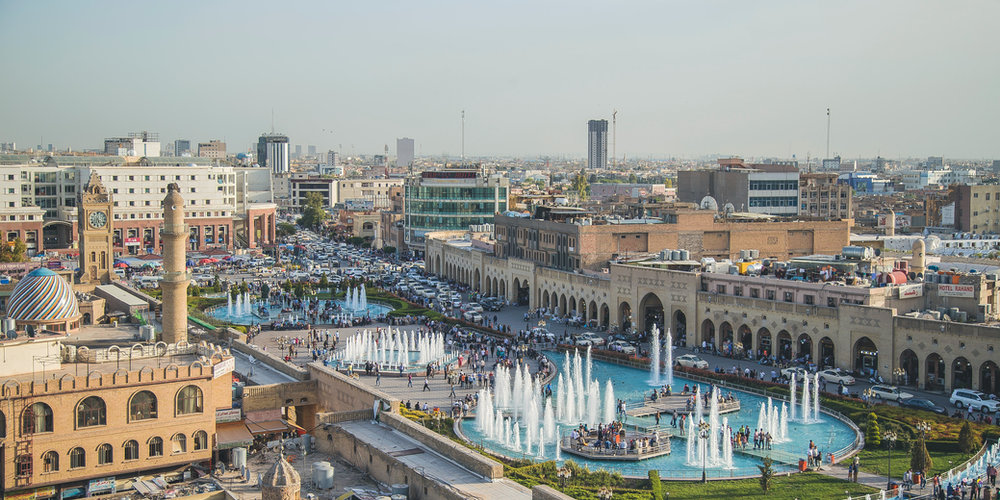 ساحة مدينة عراقية بنوافيرها، من الأعلى